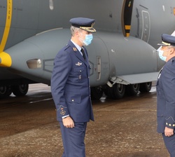 Su Majestad el Rey, a su llegada a la Base Aérea de Talavera la Real
